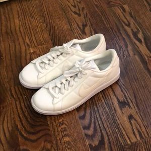 Nike tennis court shoes